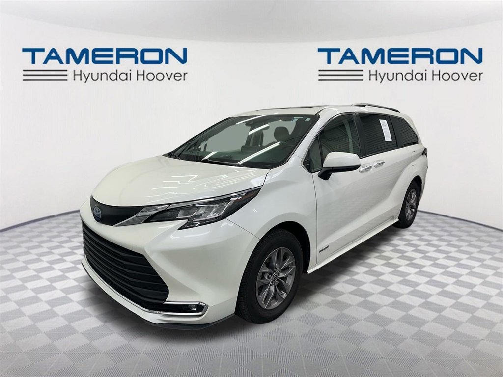 2021 Toyota Sienna XLE's photo