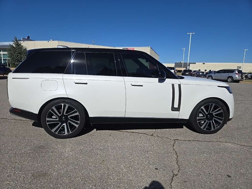 2023 Land Rover Range Rover SE photo 3