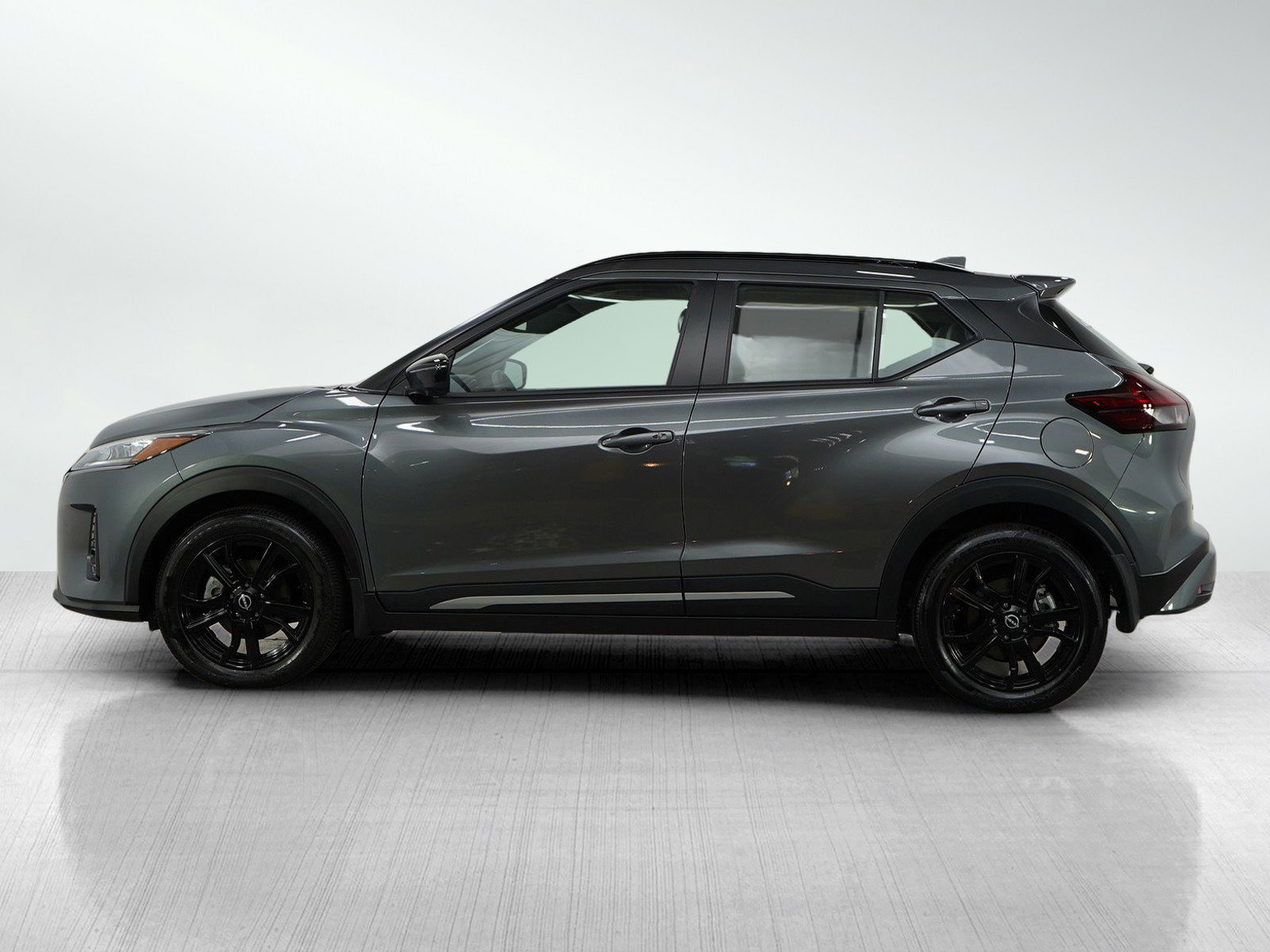 Used 2024 Nissan Kicks SR with VIN 3N1CP5DV6RL568252 for sale in Burnsville, Minnesota