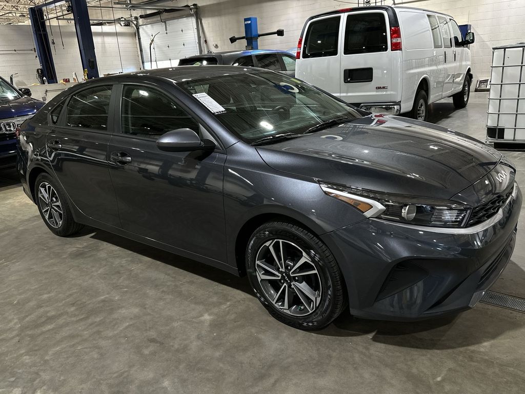 2023 Kia Forte LXS photo 2