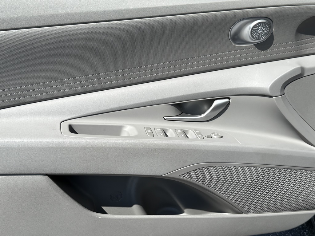 2025 Hyundai Elantra SE photo 9