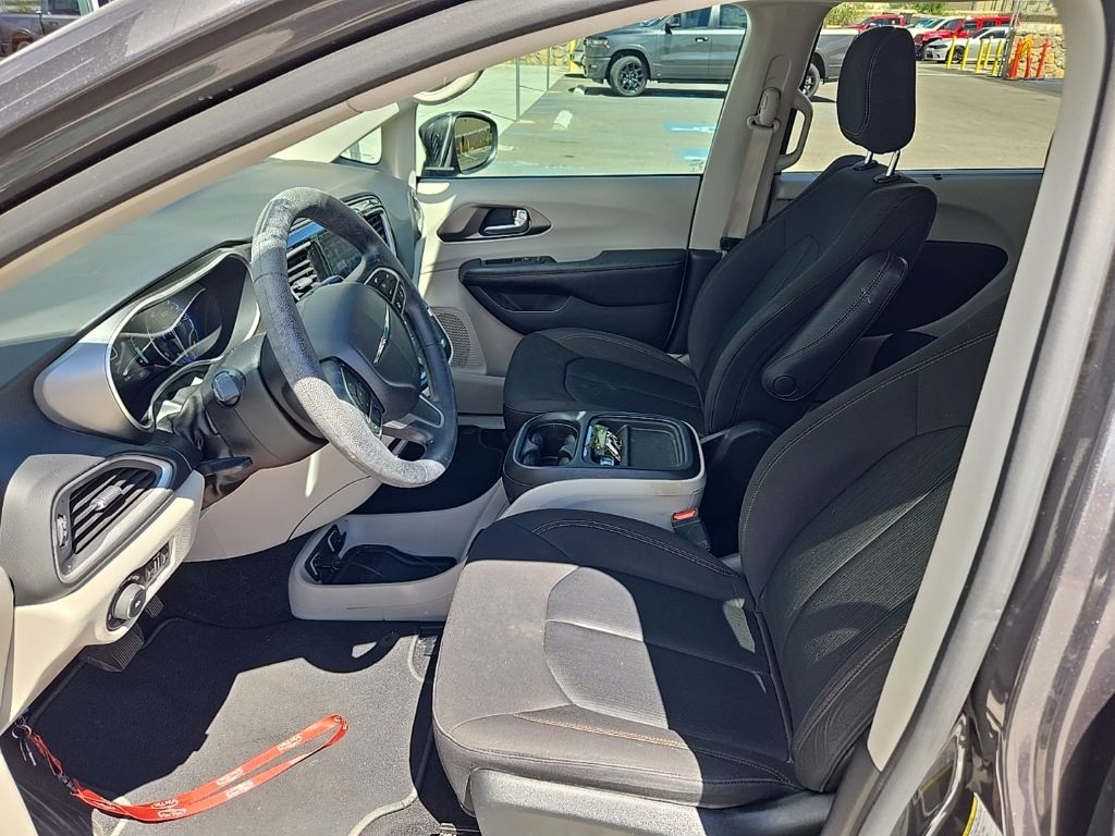 2020 Chrysler Pacifica Touring photo 12