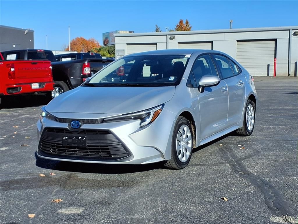 Used 2025 Toyota Corolla XLE with VIN JTDBCMFE4S3076932 for sale in Kansas City