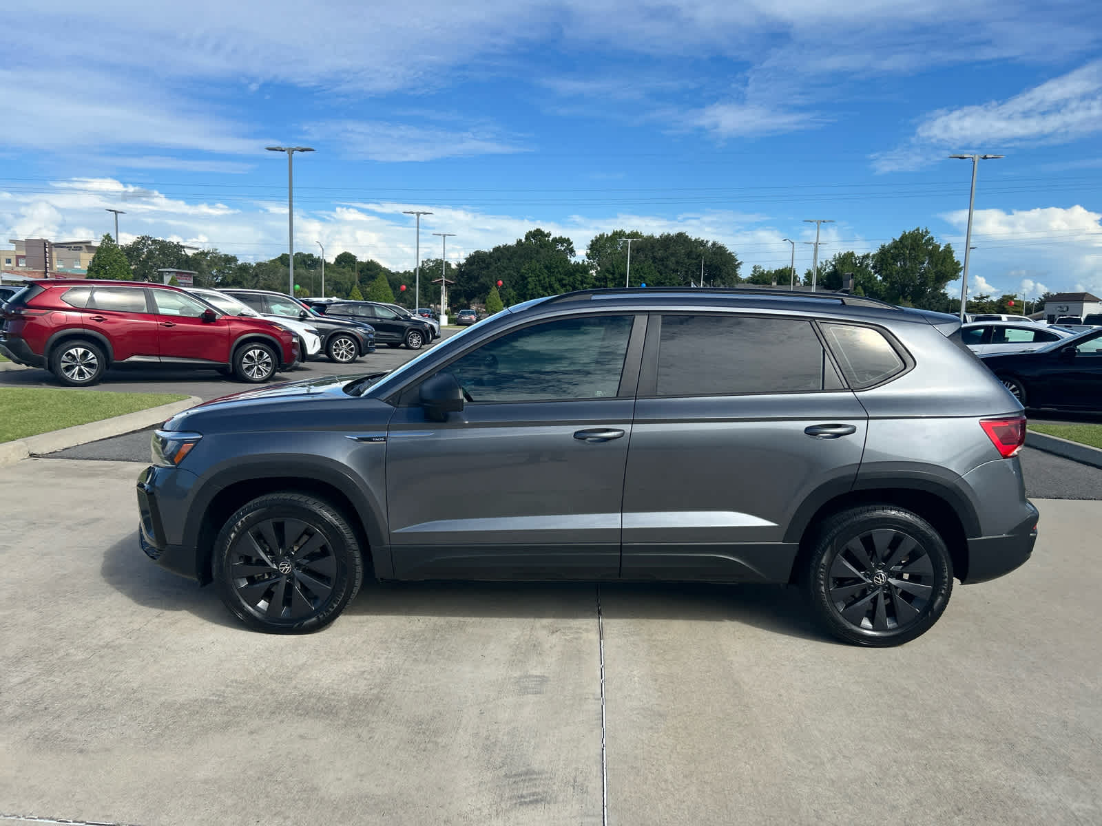 2022 Volkswagen Taos S photo 2