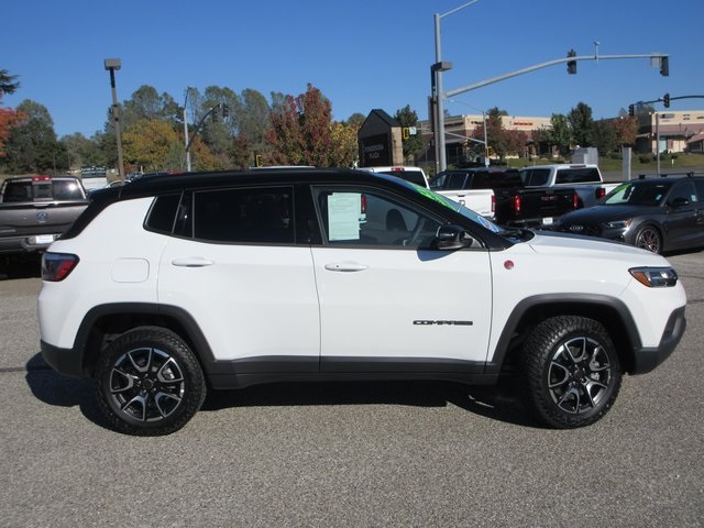 2025 Jeep Compass Trailhawk photo 2