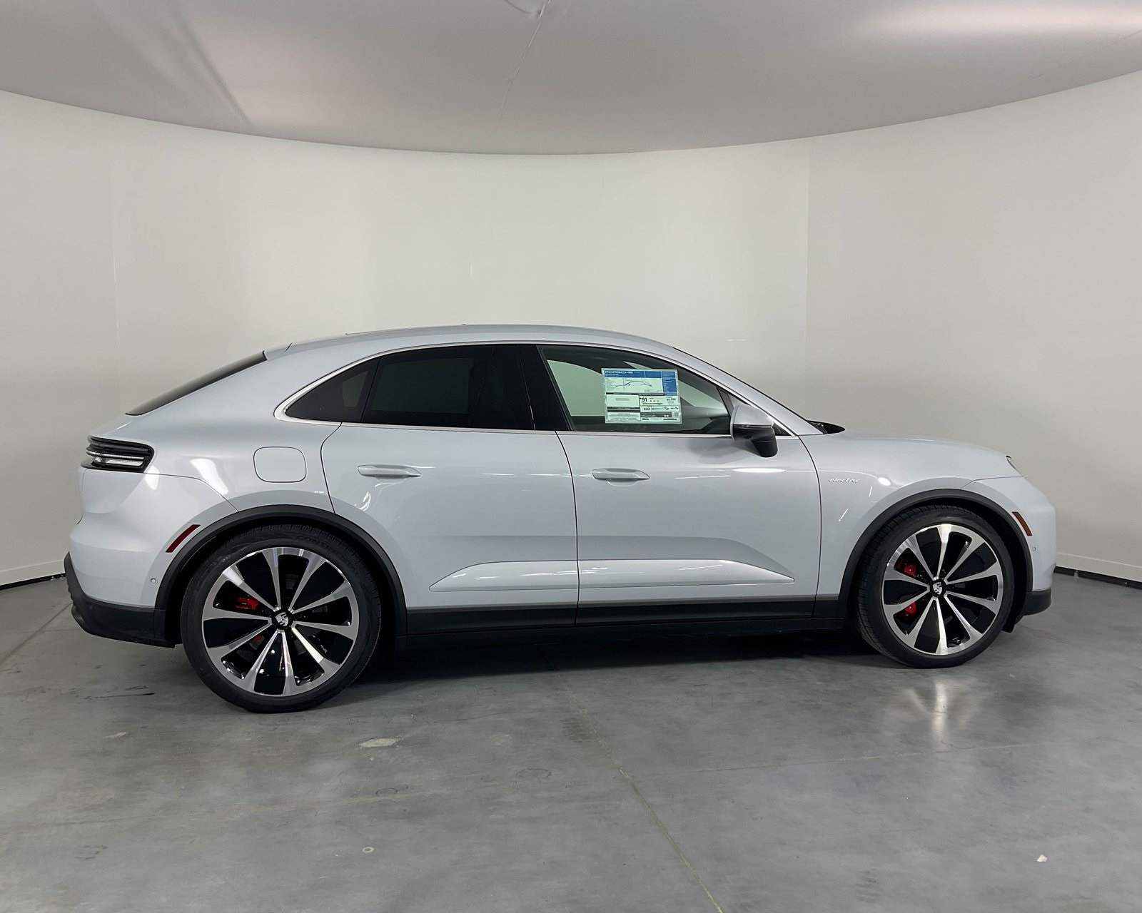 2025 Porsche Macan Electric photo 8