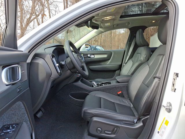 2025 Volvo XC40 AWD Plus photo 9