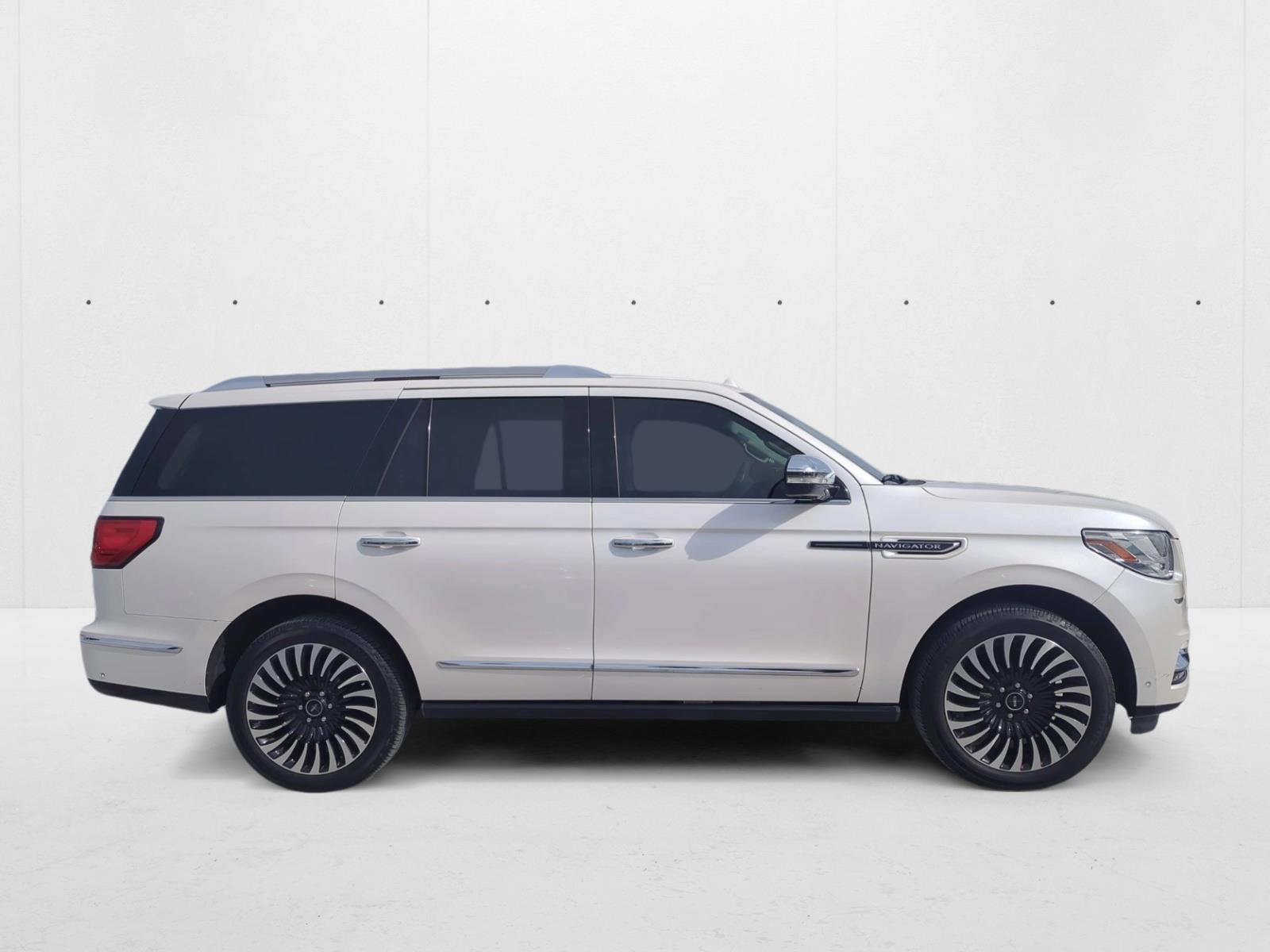 2018 Lincoln Navigator Black Label photo 2