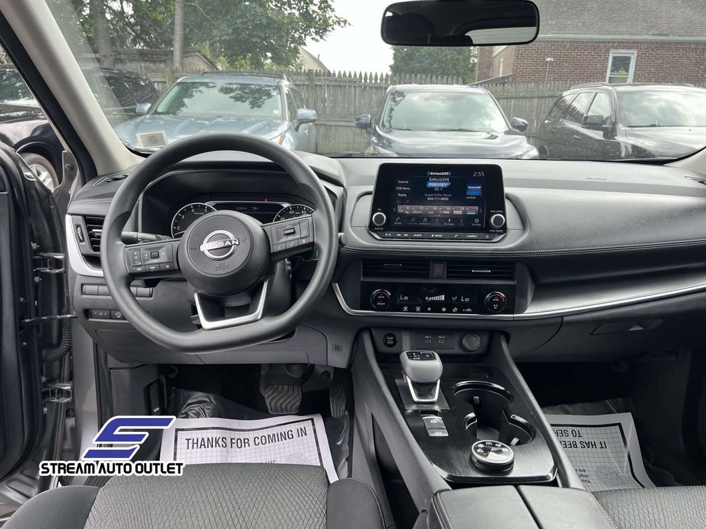 2024 Nissan Rogue SV photo 3