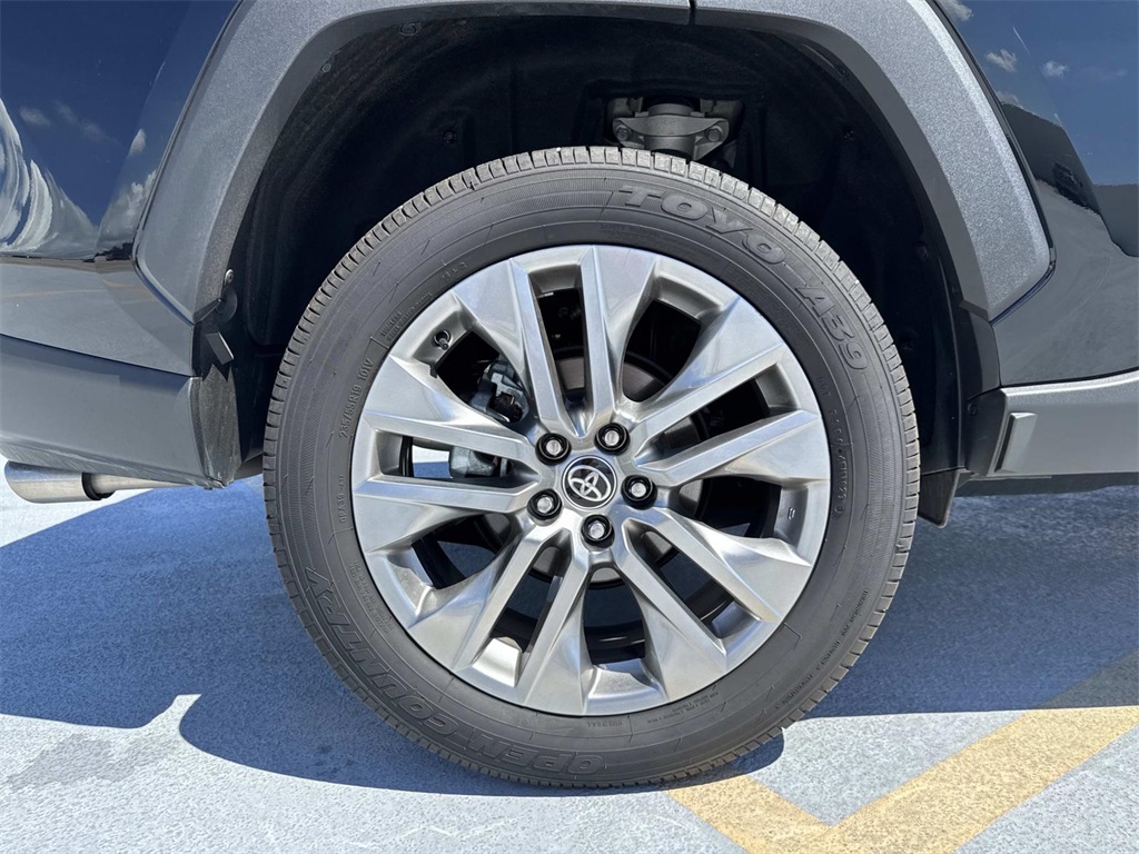 2023 Toyota RAV4 XLE Premium photo 6