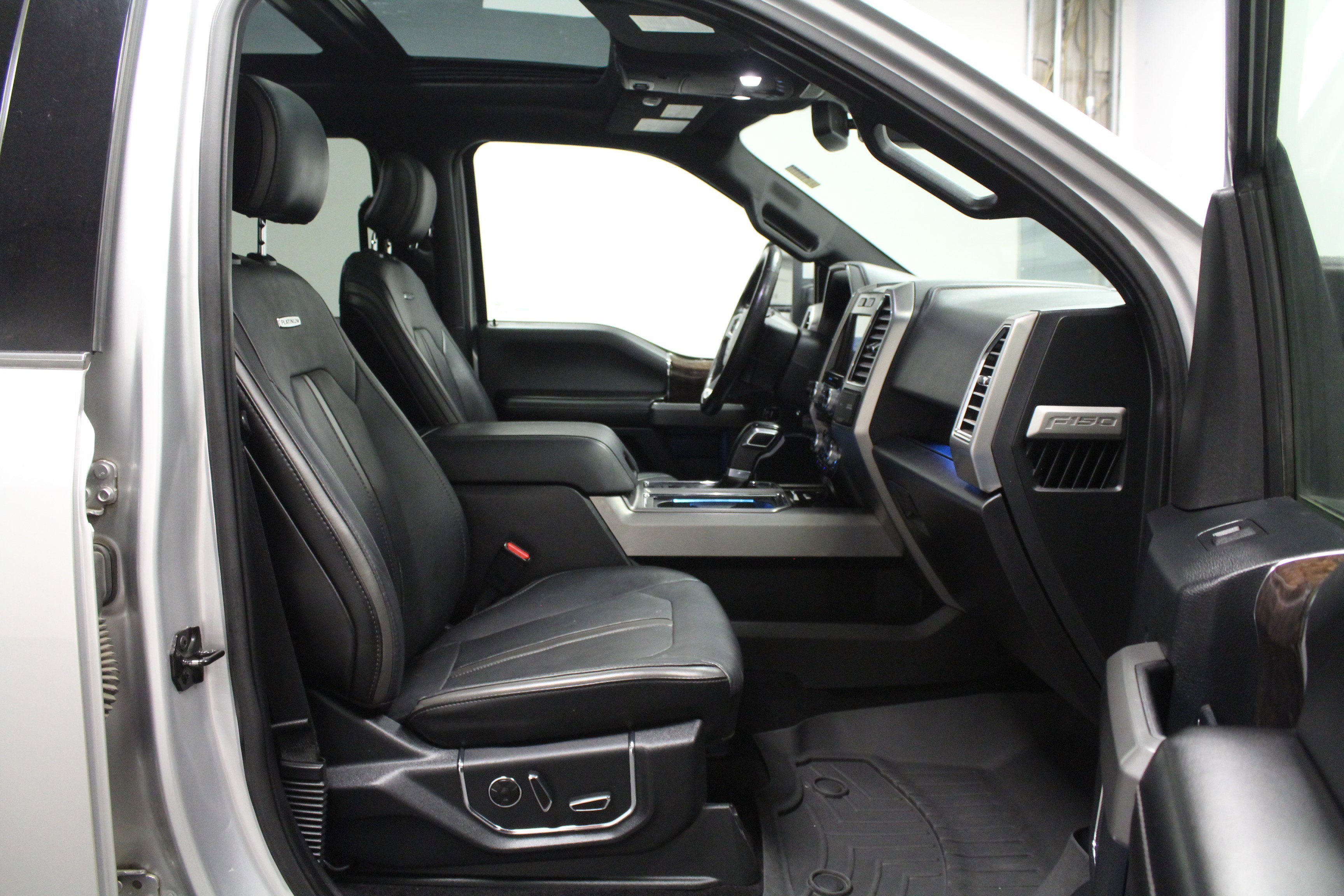 2016 Ford F-150 Platinum photo 15