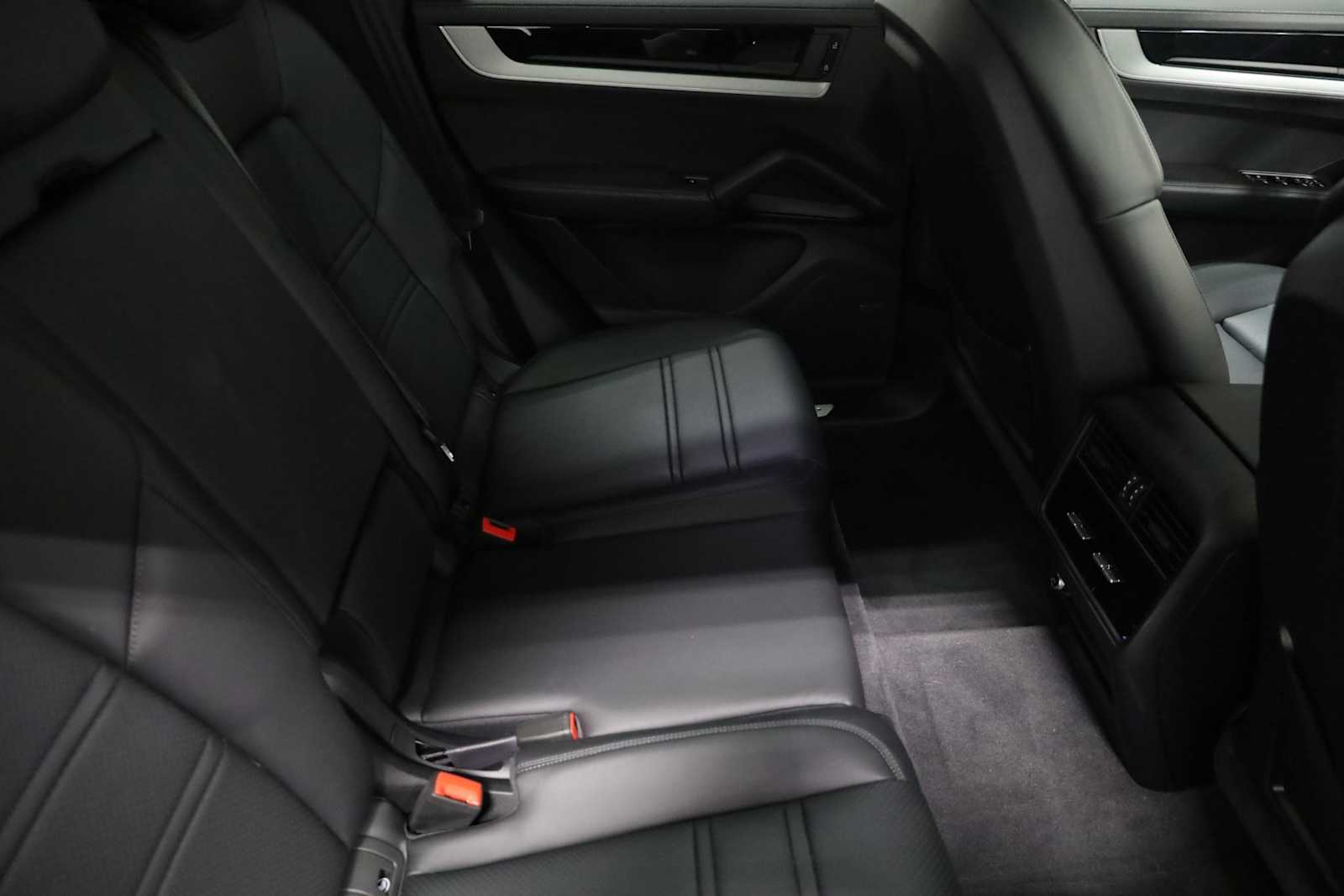 2025 Porsche Cayenne S photo 34