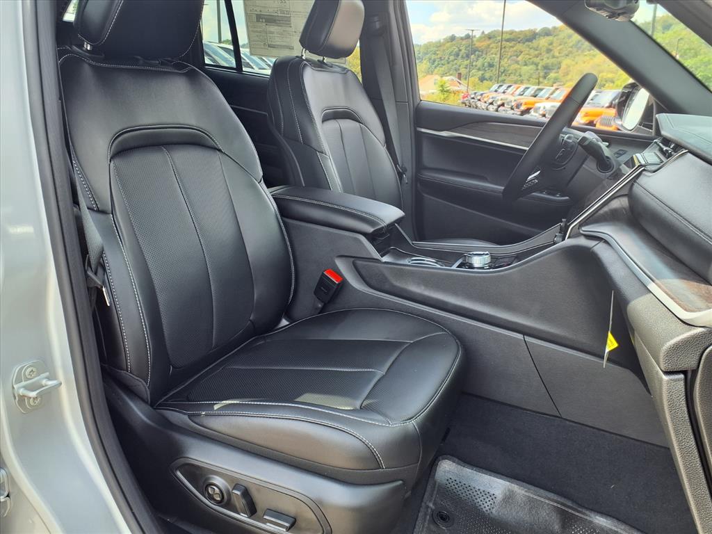 2025 Jeep Grand Cherokee Limited photo 3