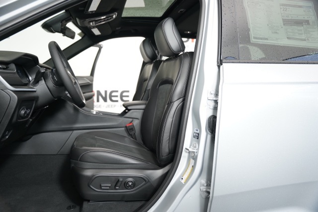 2025 Jeep Grand Cherokee Altitude photo 21