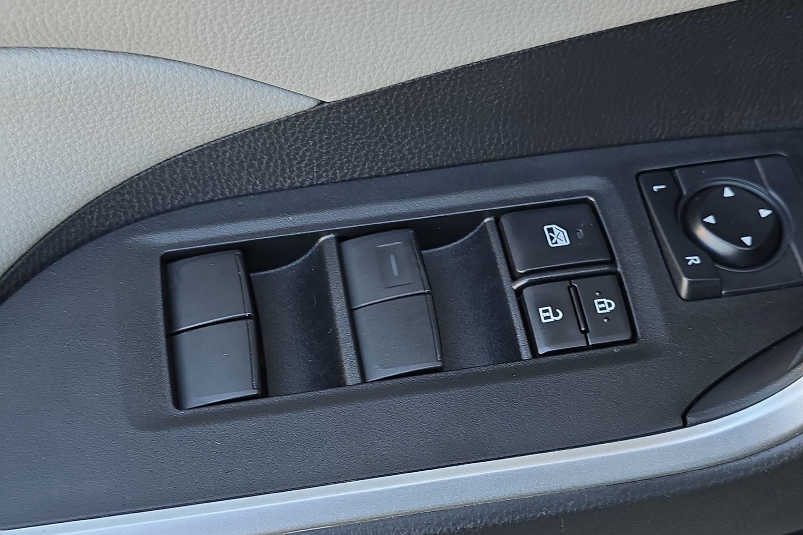 2021 Toyota RAV4 XLE photo 11