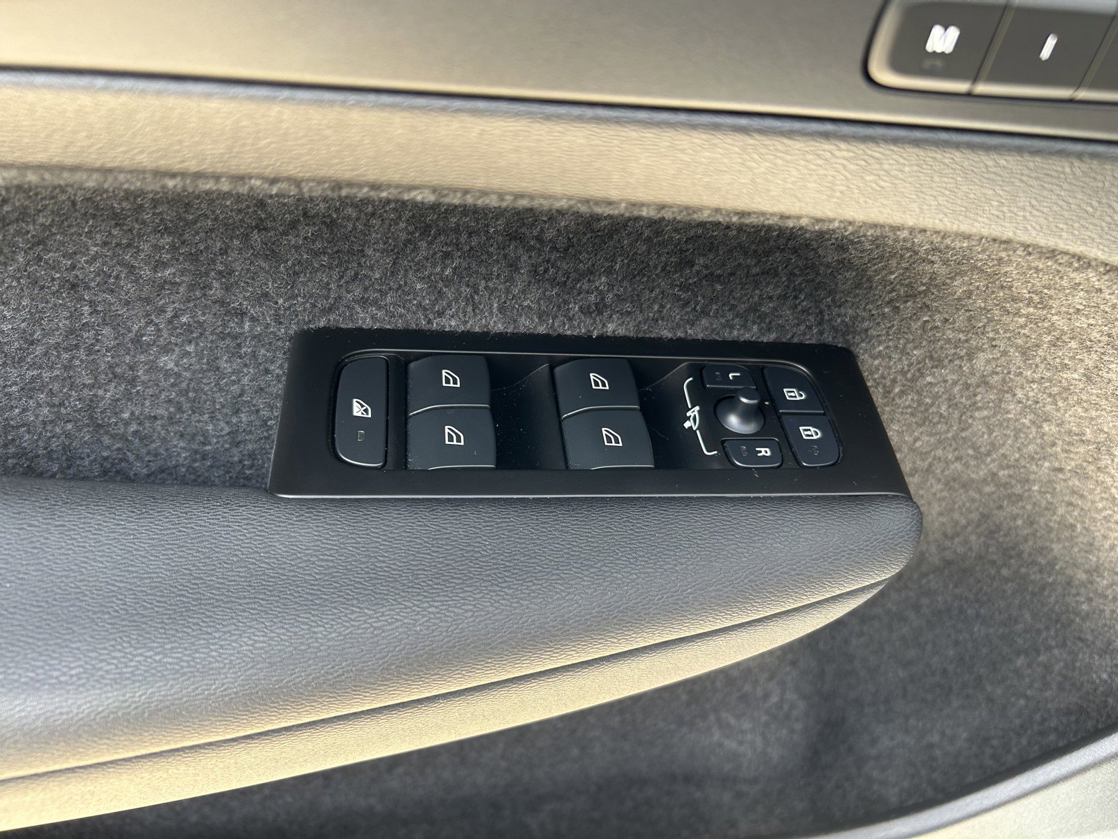 2022 Volvo XC40 Momentum photo 4