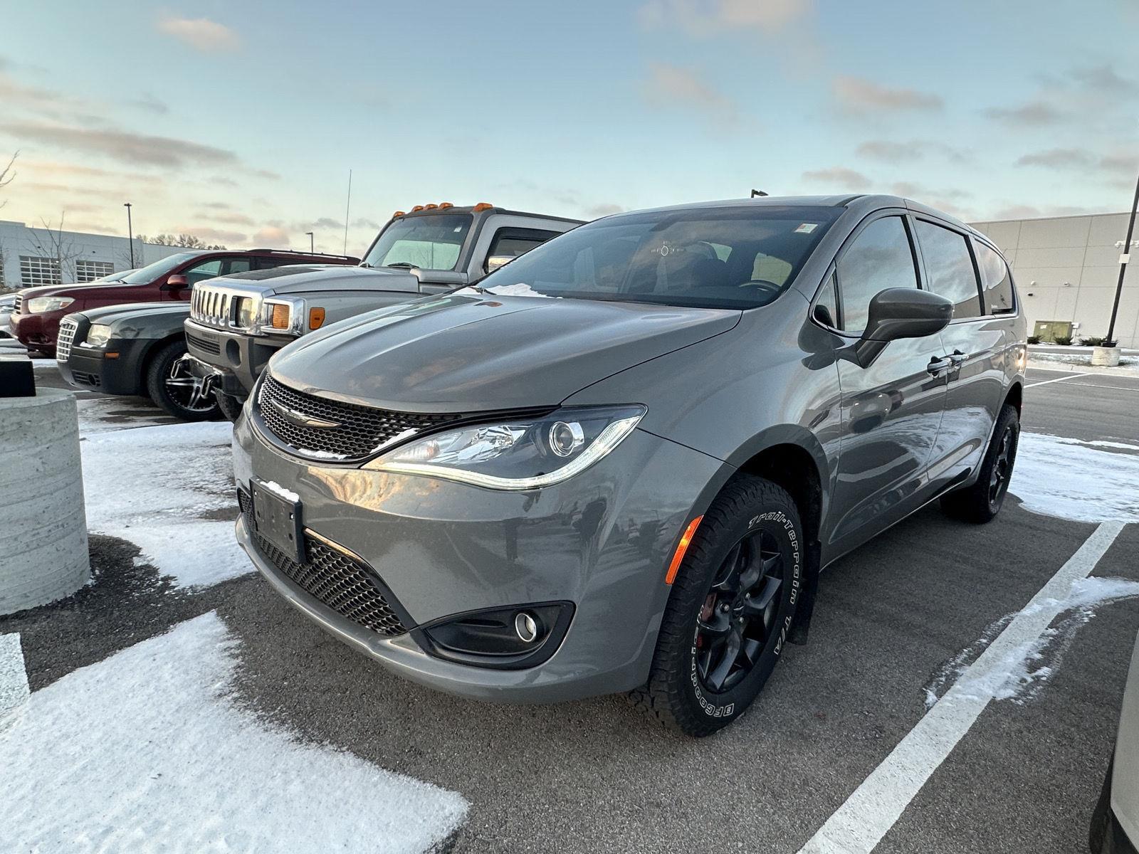 2020 Chrysler Pacifica Touring's photo