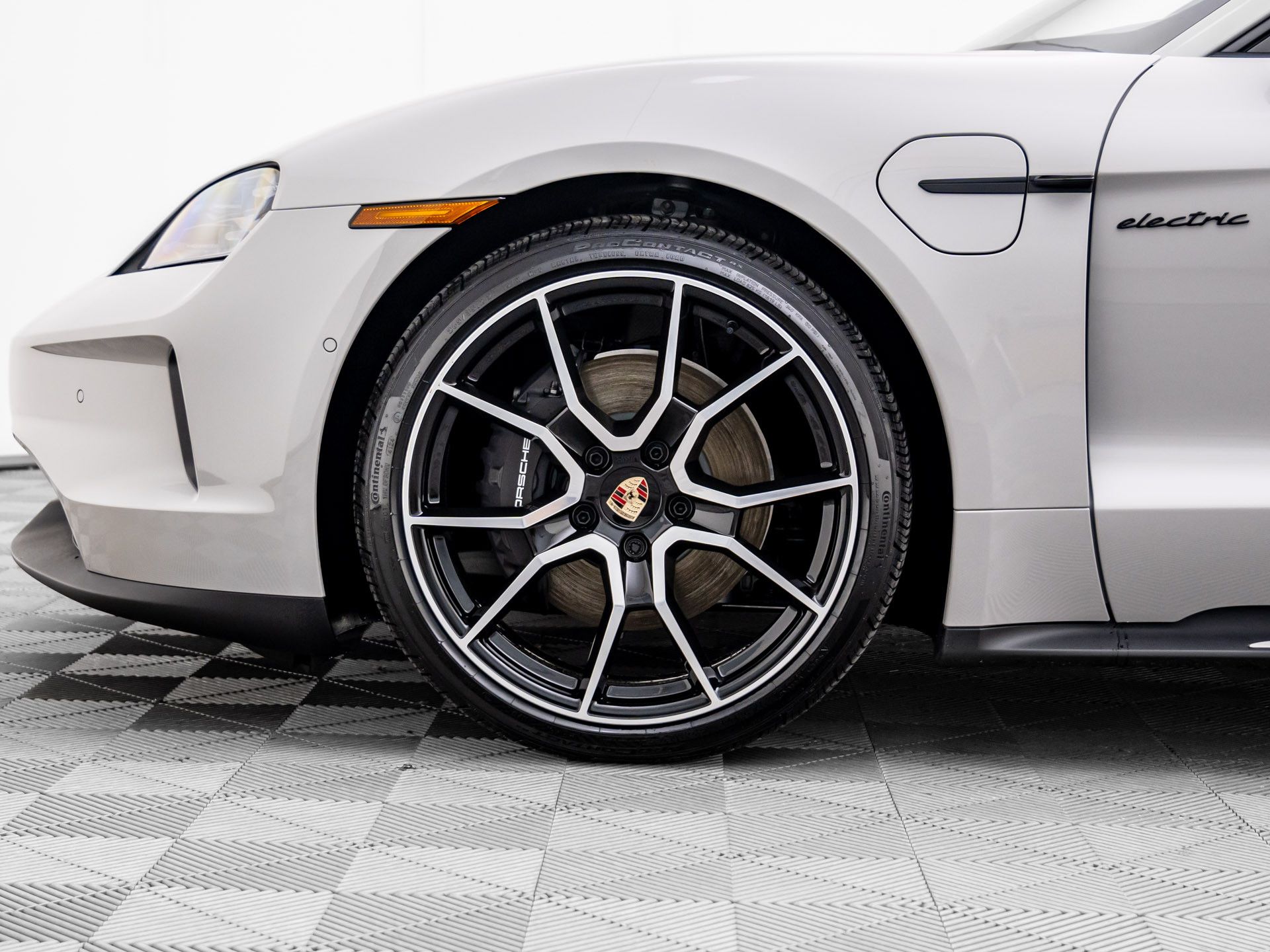 2025 Porsche Taycan 4 photo 28
