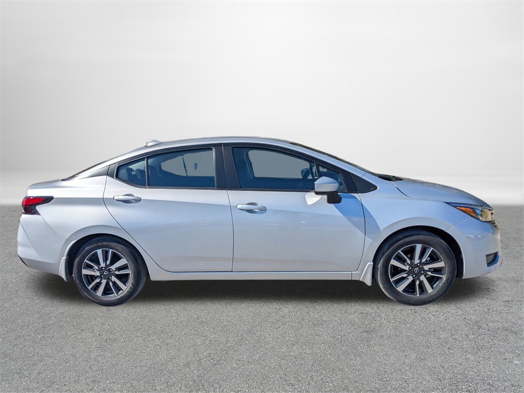 2025 Nissan Versa 1.6 SV photo 2