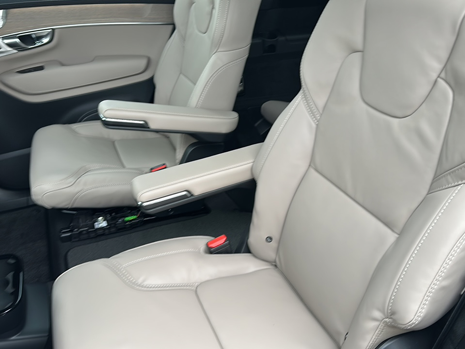 2025 Volvo XC90 T8 AWD photo 10