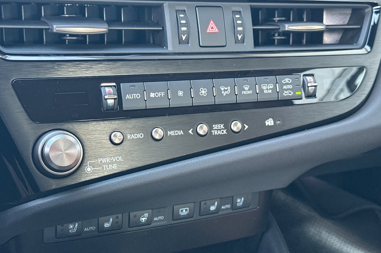 2025 Lexus ES 300h Luxury photo 15