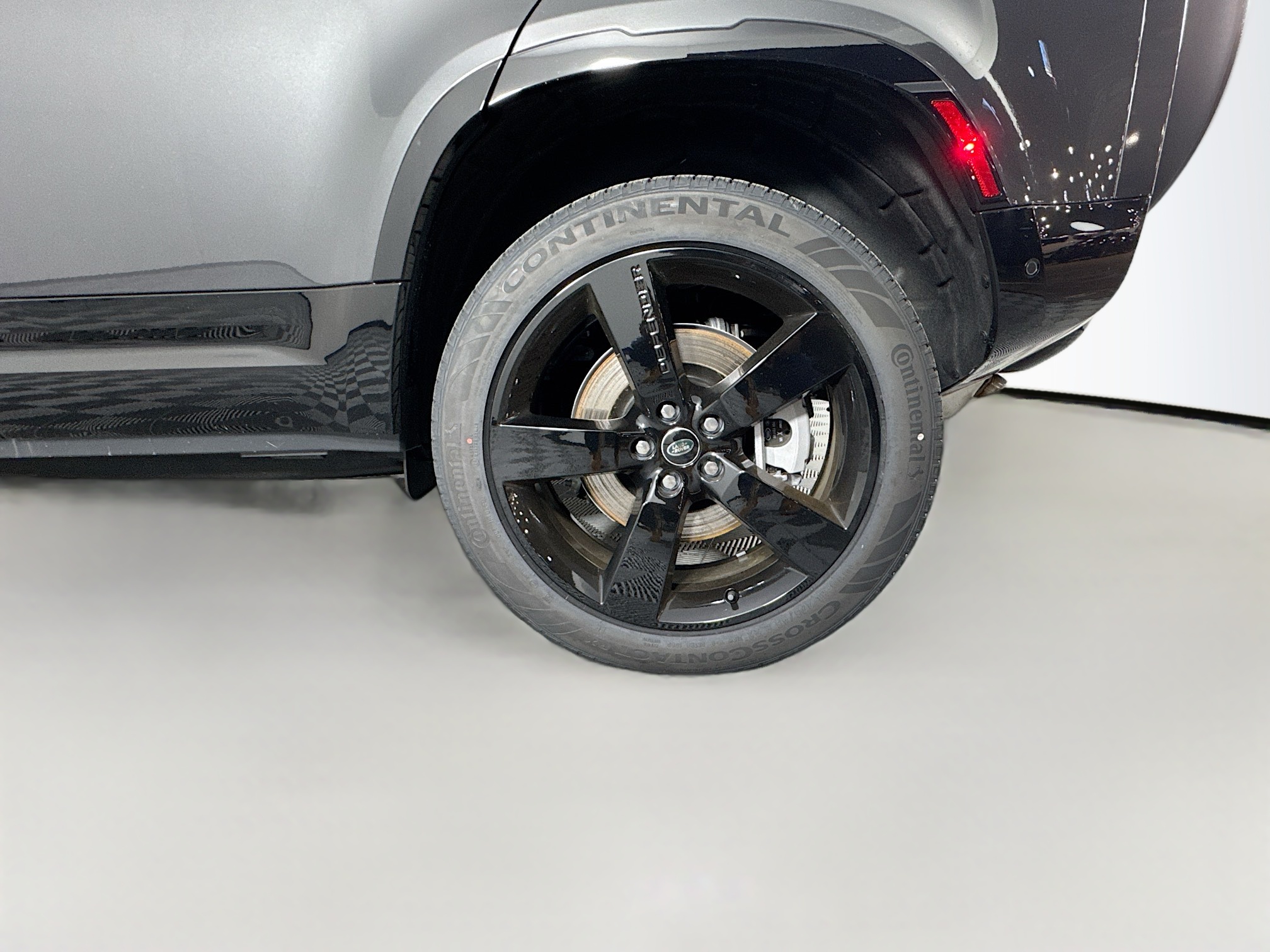 2025 Land Rover Defender 110 X-Dynamic SE photo 17