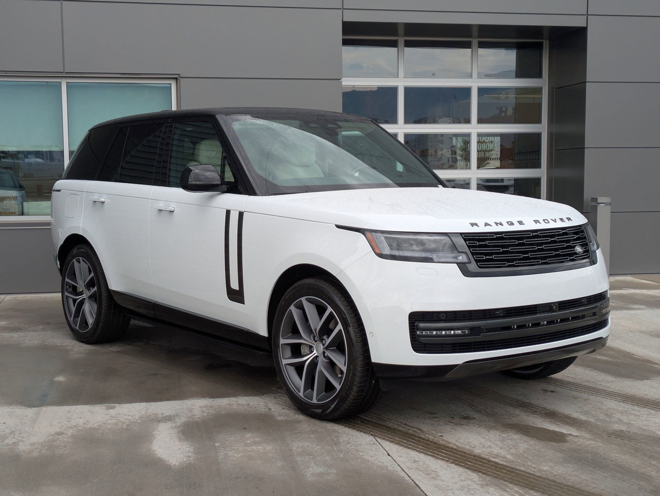 2025 Land Rover Range Rover SE photo 3