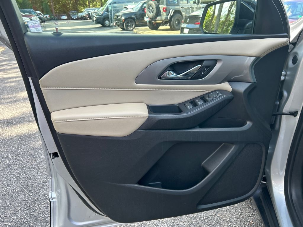 2022 Chevrolet Traverse LS photo 2