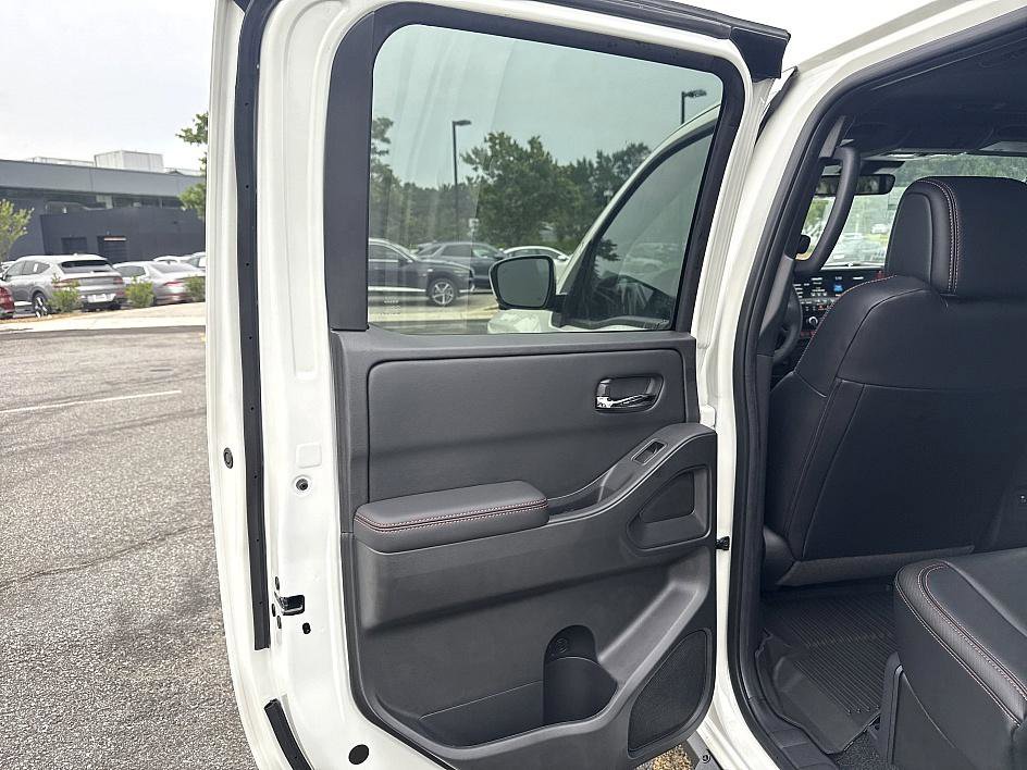 2025 Nissan Frontier PRO-4X photo 9