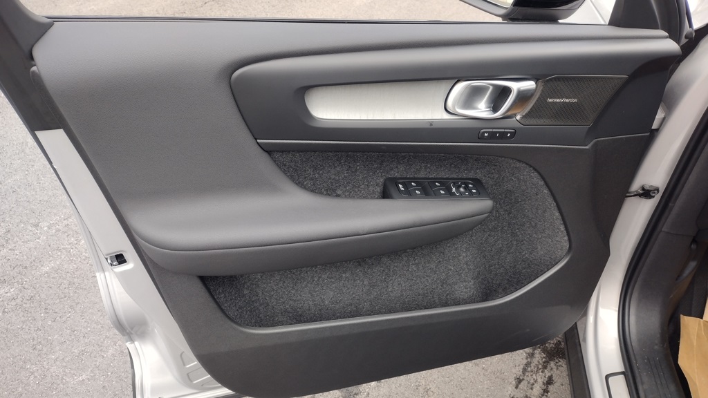 2025 VOLVO XC40 - Image 9