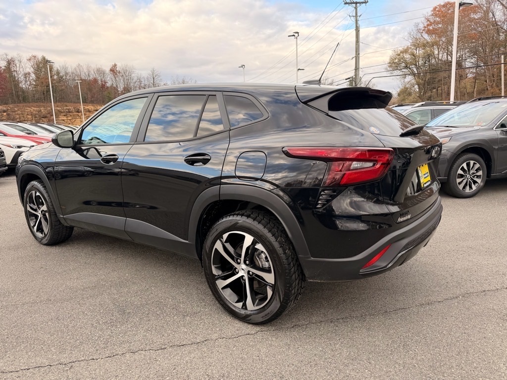 2024 Chevrolet Trax photo 2