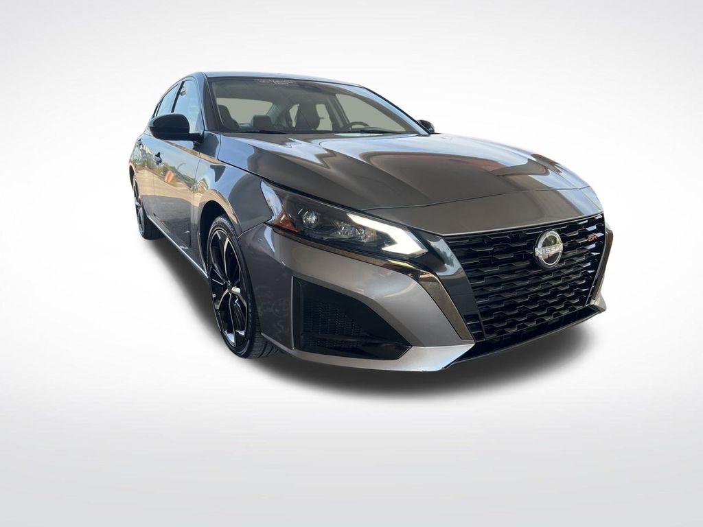 2023 Nissan Altima SR photo 3