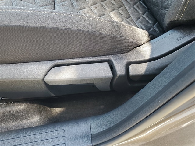 2025 Nissan Kicks SV photo 12