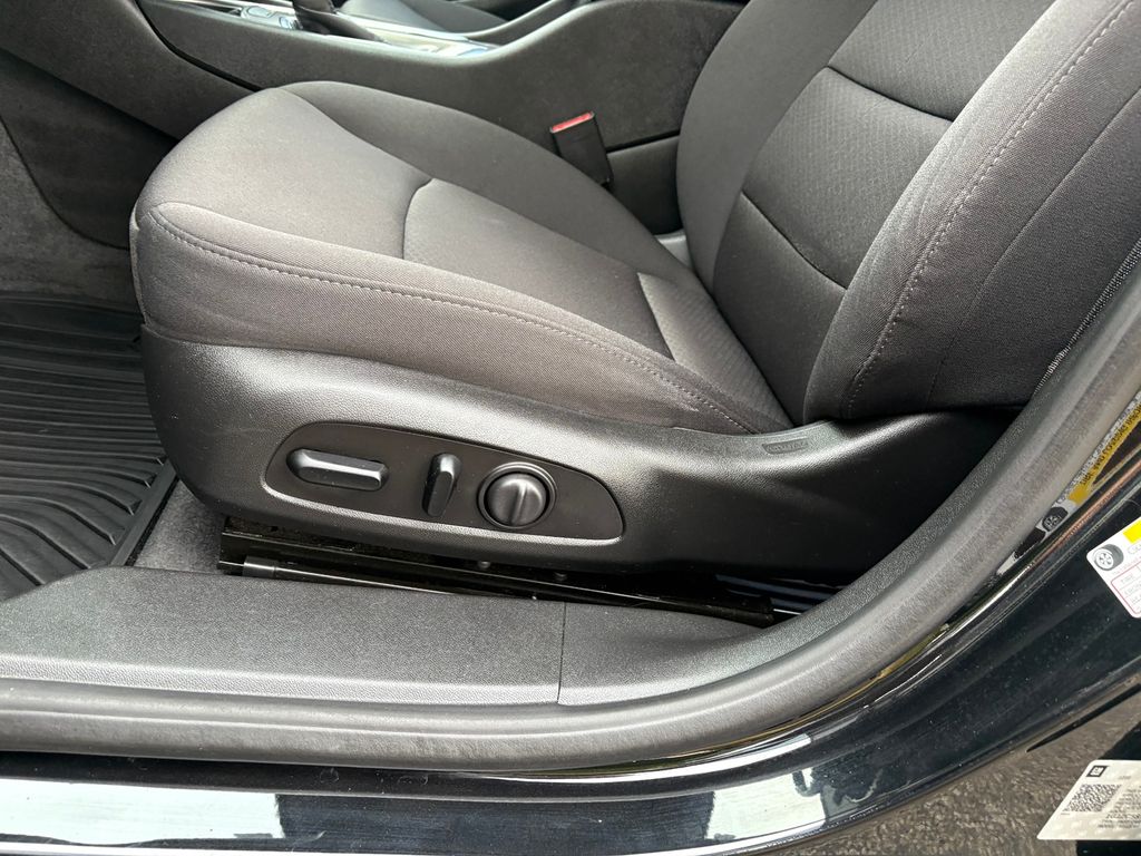 2020 Chevrolet Malibu LS photo 13