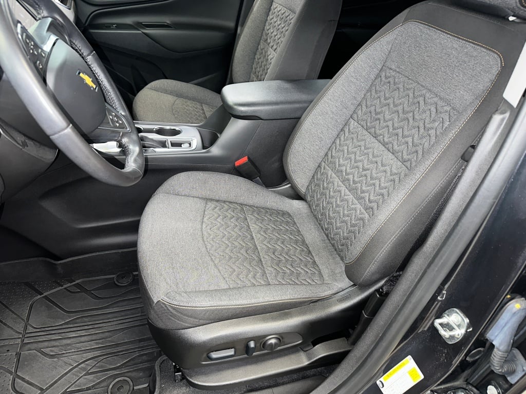 2022 Chevrolet Equinox LT photo 2