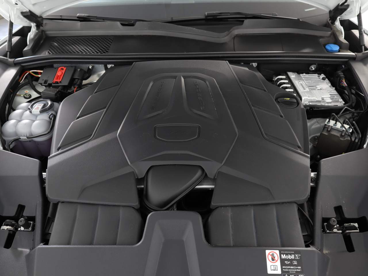 2025 Porsche Cayenne Coupe photo 24