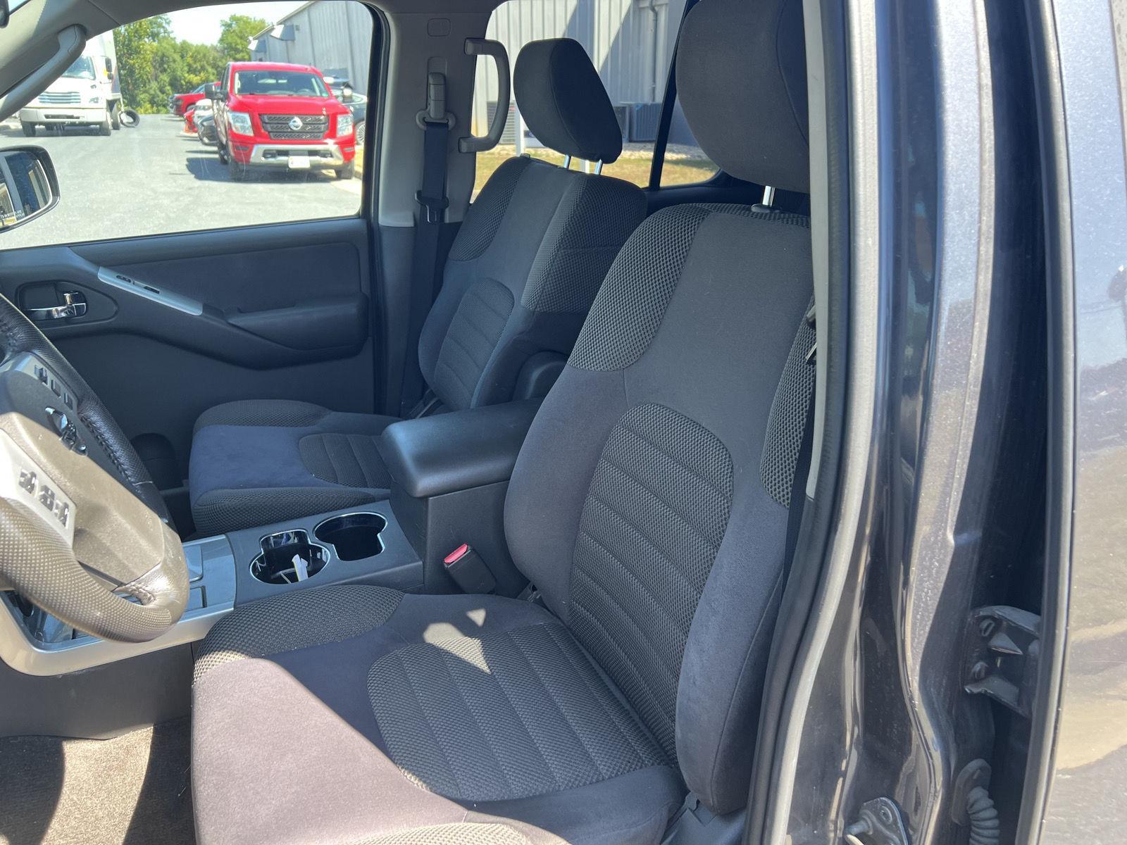 2010 Nissan Pathfinder SE photo 10