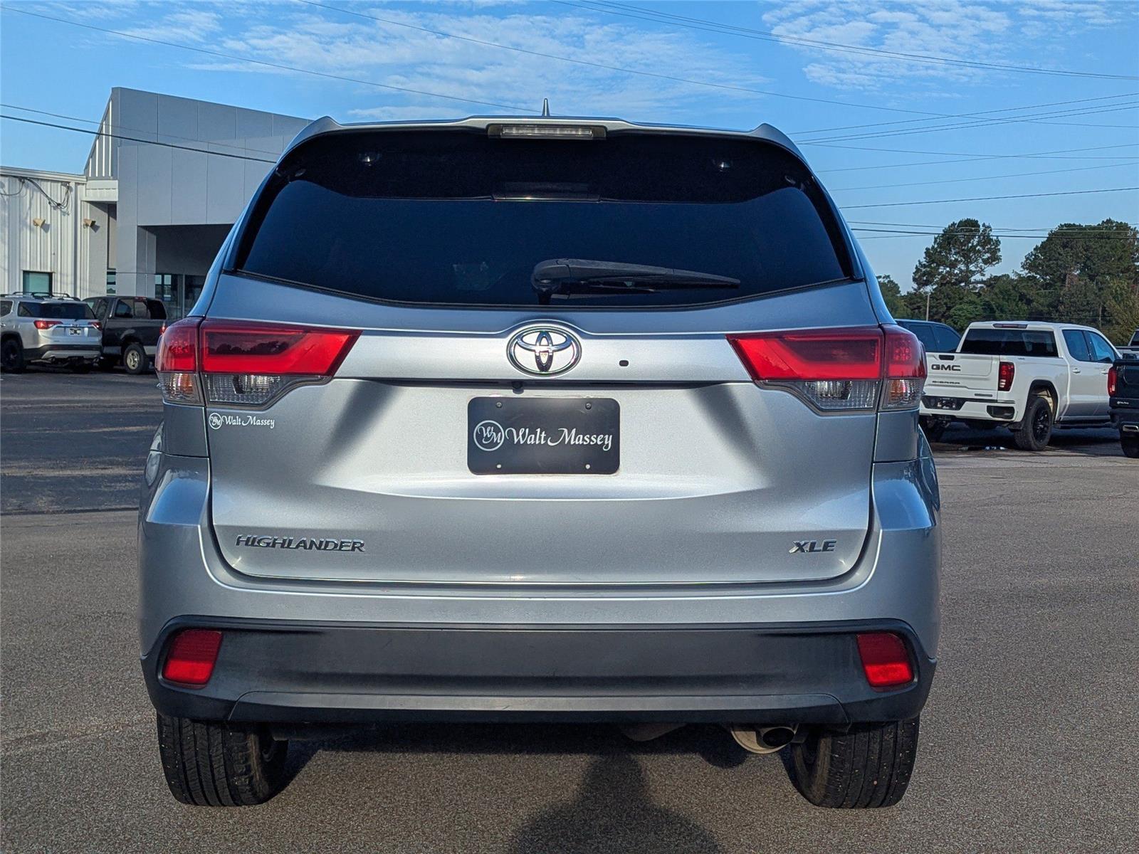 2019 Toyota Highlander SE photo 2