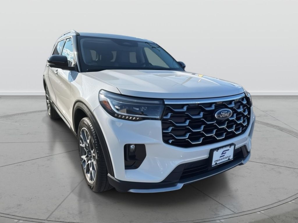 2025 Ford Explorer Platinum's photo