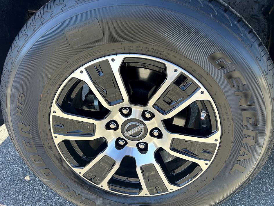 2024 Nissan Titan SV Crew Cab photo 11