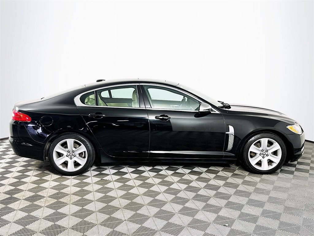 2010 Jaguar XF photo 4