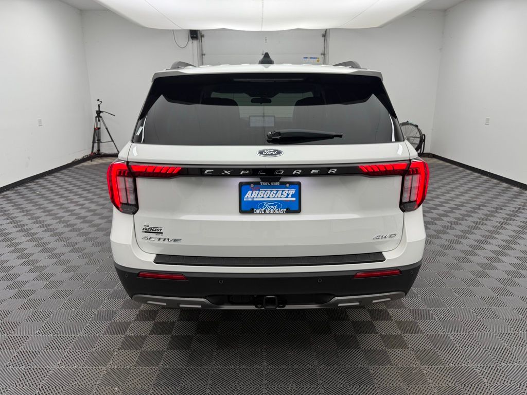 2025 Ford Explorer photo 4