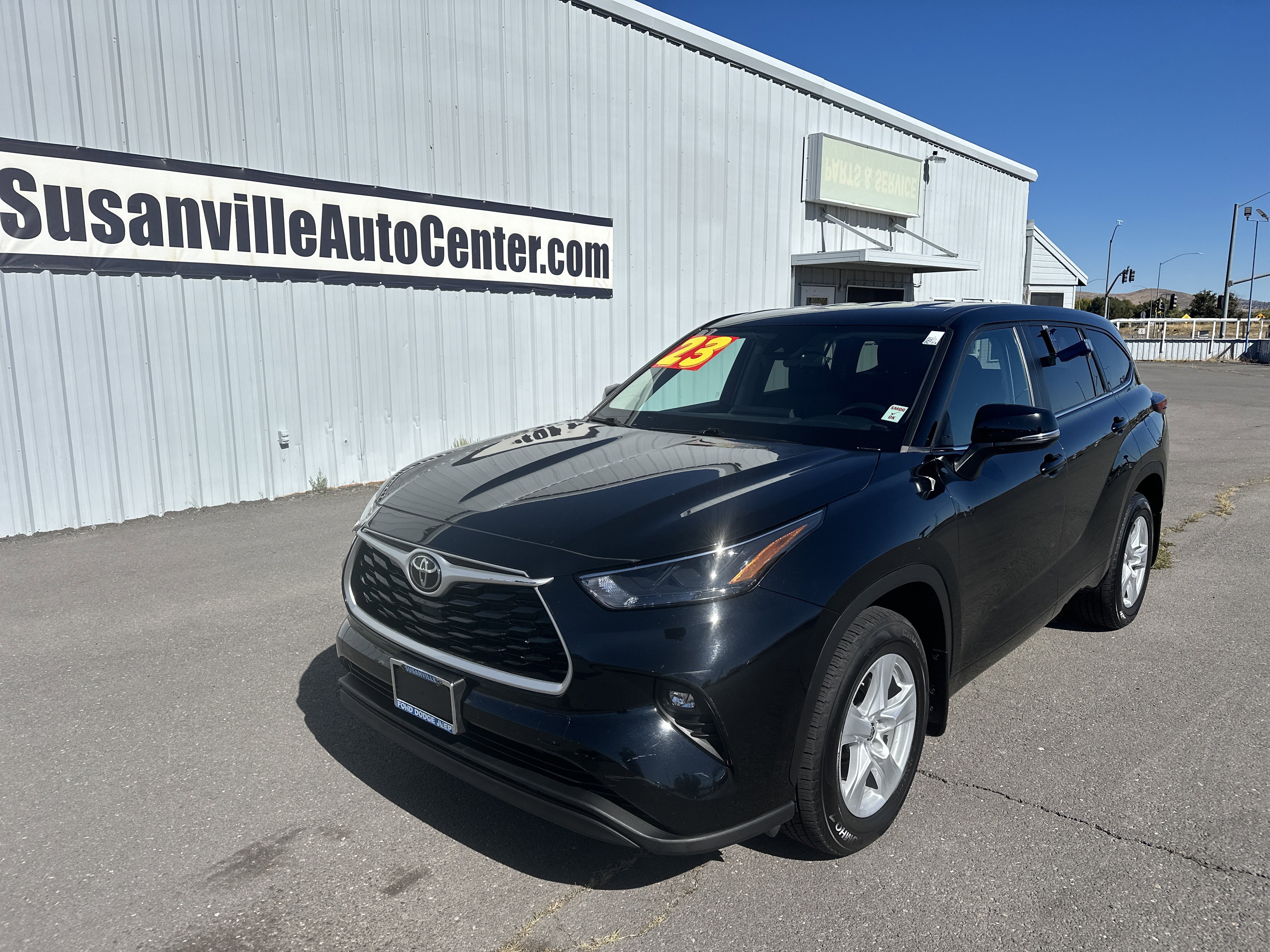 2023 Toyota Highlander LE's photo