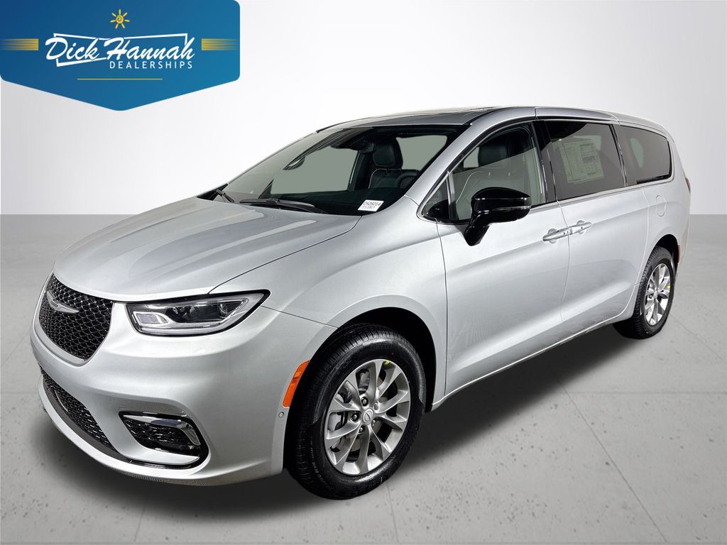 2026 Chrysler Pacifica Limited's photo