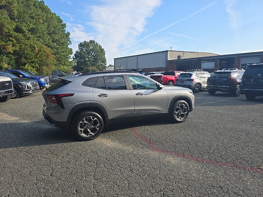 2024 Chevrolet Trax LT photo 4