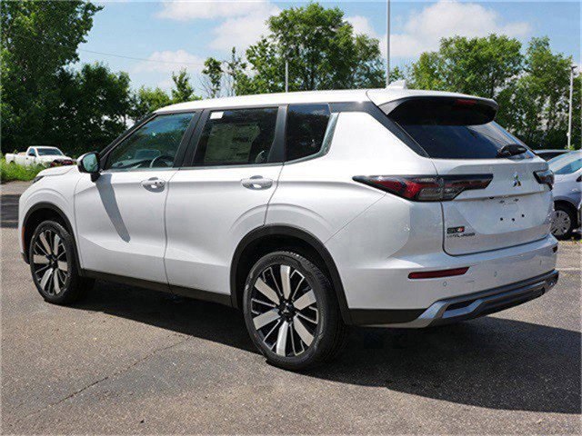 2025 Mitsubishi Outlander SE photo 2