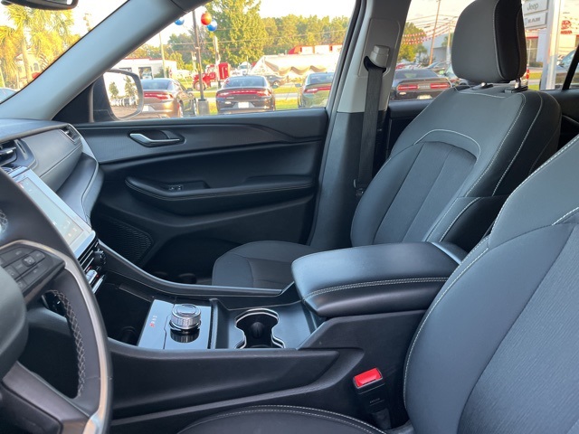 2023 Jeep Grand Cherokee Laredo photo 10