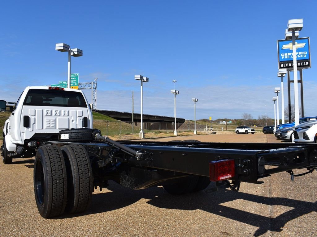 2023 Chevrolet Silverado 6500HD Work Truck photo 3