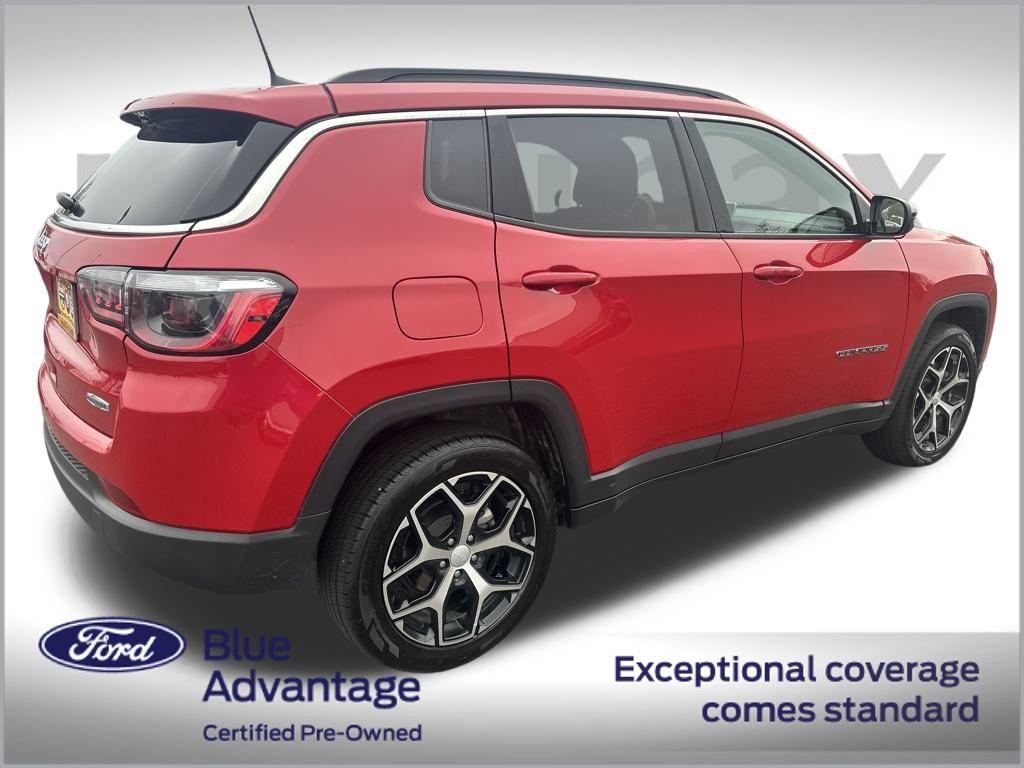 2024 Jeep Compass Latitude photo 3