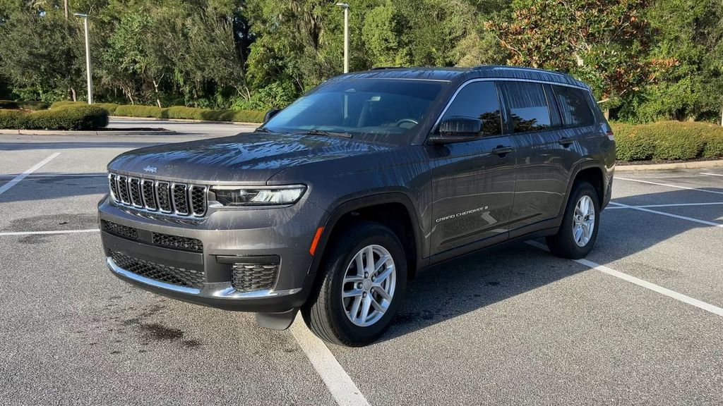 2022 Jeep Grand Cherokee Laredo photo 4